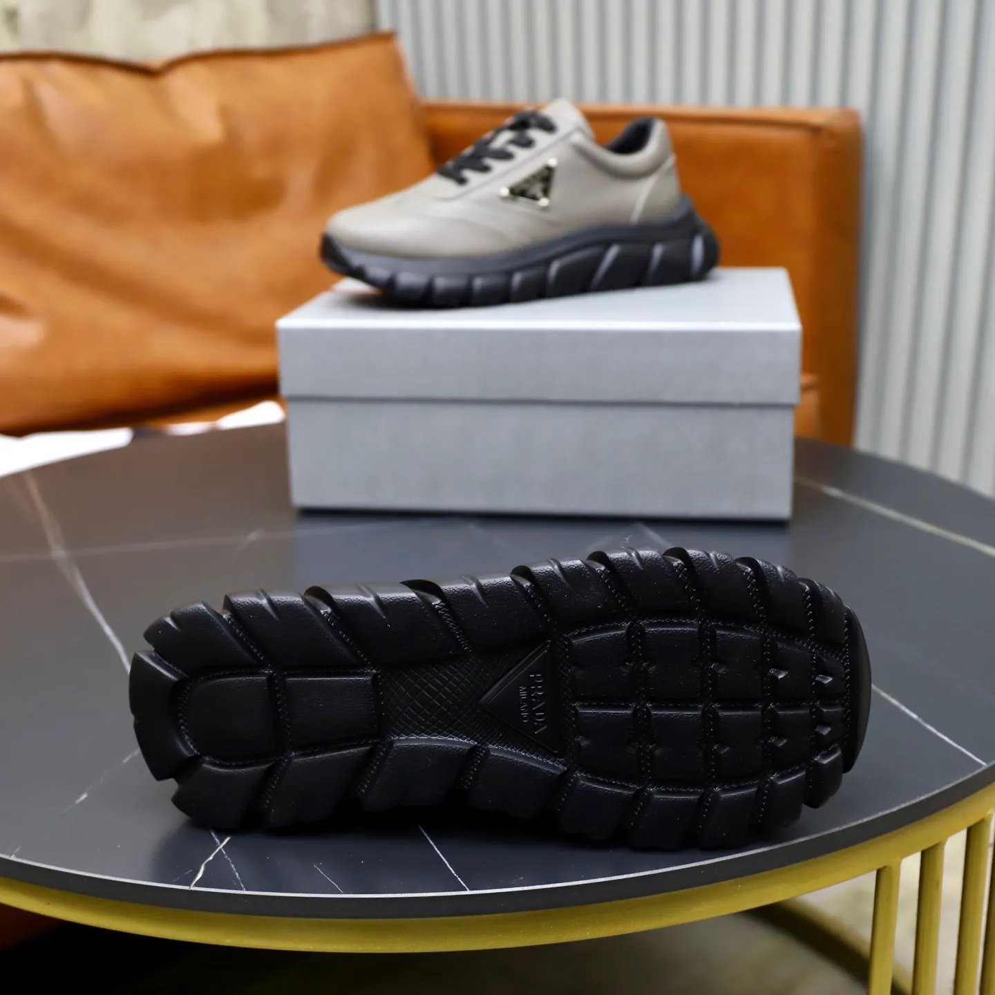 Factory price: 720💰Top original order Brand: PRADA (Prada) Standard code: Men's size 38/44 (45 can be customized) Grade: Same as the official website Material: Original cowhide stitching, cowhide lining, original combination two-color wear-resistant soft outsole Style category: casual sports version, young fashion, European and American trend, British style Color: actual picture color